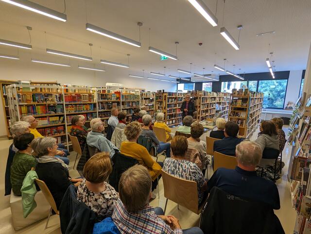 Reges Interesse an den Ausführungen des Autors, Historikers und Journalisten.  | Foto: Stadtgemeinde 