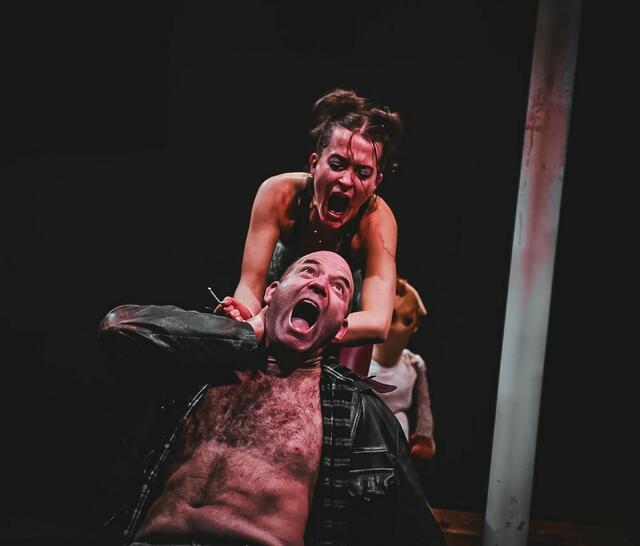 Eine Szene aus dem blutigen Stück. In der Hauptrolle Rina Juniku. | Foto: Nadine Melanie Hack