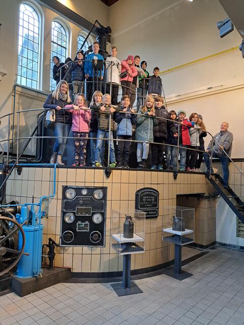 Die 4. Klasse der Volksschule Rosenau im Wasserkraftwerk Schwellöd. | Foto: Volksschule Rosenau