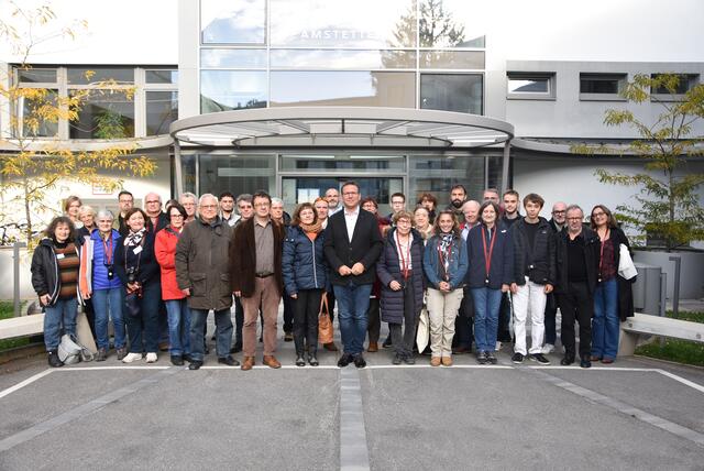 Bürgermeister Christian Haberhauer (Mitte) mit Claude Simon (Präsident Amicale; vorne 6.v.l.), DI Ute Bauer-Wassmann (Mauthausen Memorial, hinten 1.v.l.), Dr. Thomas Buchner (Stadtarchiv, hinten 2.v.l.) und der Französischen Delegation „Amicale de Mauthausen“ | Foto: Stadt Amstetten