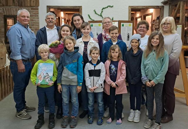 Hintere Reihe: Bianca Holzapfel (3. von links) mit Vorstandsmitgliedern des Museumsvereins, von links Anton Lukas, Obmann Gerhard Hauer, Edeltraud Ecker, Helga Heidl, Ingrid Oppenauer sowie einigen der anwesenden Kinder | Foto: Alexandra Hauer