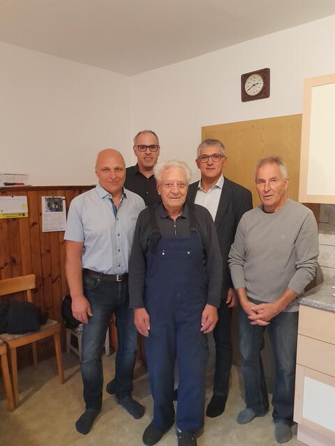 Foto v.l.n.r.: GfGR Leopold Zuntermann, Ortsv. Franz Zeller, Jubilar Franz Dastel, Bgm. Andreas Pichler, Trinkl Franz (Bauernbund) | Foto: Marktgemeinde Lichtenau