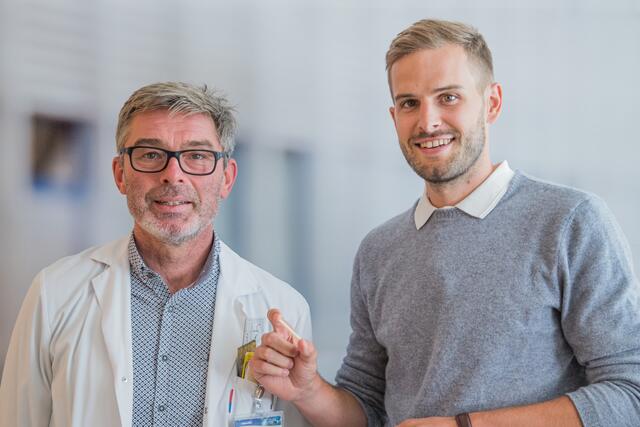 Von links: Markus Reichkendler vom Bezirkskrankenhaus Schwaz und Surgebright-Geschäftsführer Thomas Pastl mit einer Knochenschraube. | Foto: BKH Schwaz/Markus Huber-Danzl