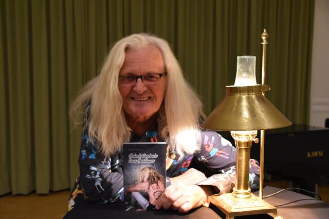 Helmut Tschnellnig mit seinem neuen Buch. | Foto: Geiger