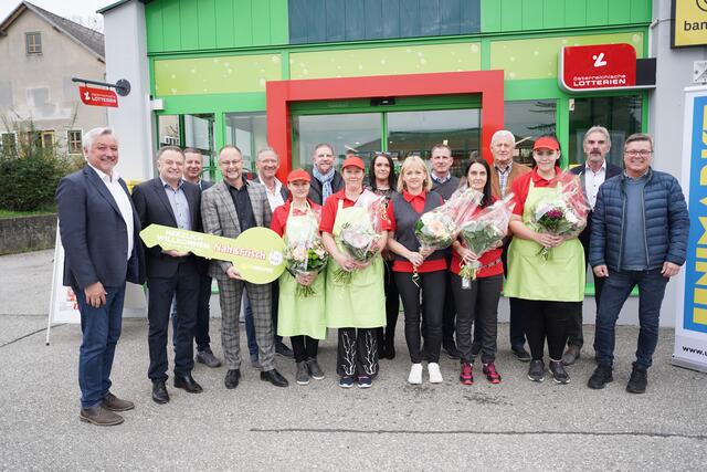 Eröffnung des Nah&amp;Frisch-Marktes in Maria Rojach
Marktleiterin Gerlinde Reichel Bildmitte (vorne) mit ihrem Team, Standortentwickler Johann Lehner (links) und Vizebürgermeister Andreas Fleck (rechts).