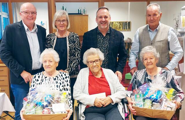 Hinten von Links: OG Stellv. Anton Lang, OG Stellv. Melitta Müller, BGM Günther Vallant, Kassier Wilhelm Krejza, vorne von Links: Frau Elfriede Dohr, Frau Leopoldine Gradnig, Frau Johanna Mayrhofer, | Foto: Privat