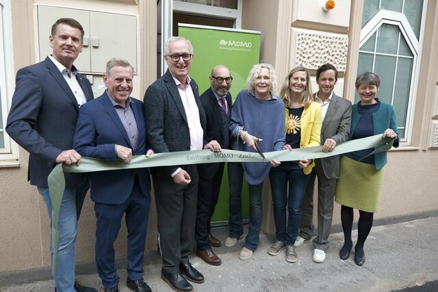 Das MOMO Kinderpalliativzentrum in der Schulgasse 38 wurde von Leiterin Martina Kronberger-Vollnhofer (Mitte) feierlich eröffnet. | Foto: Spitzauer