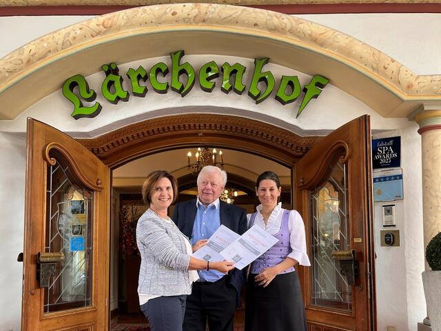 Marion Finger vom Connoisseur Circle überreichte die Auszeichnungen „Bestes Hotel für Aktive“ und „Exzellenter Gastgeber“ an Lärchenhof-Inhaber Martin Unterrainer und Direktorin Melissa Mathé   | Foto: Marion Finger (gebührenfrei)