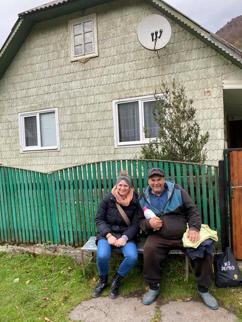 Ihre Reise nutzen Steffi und Nico Praus auch, um alte Bekannte in der Ukraine zu besuchen und sie mit Hilfsgütern zu versorgen. Am Foto Steffi Praus mit einem Bewohner der Westukraine. | Foto: Praus