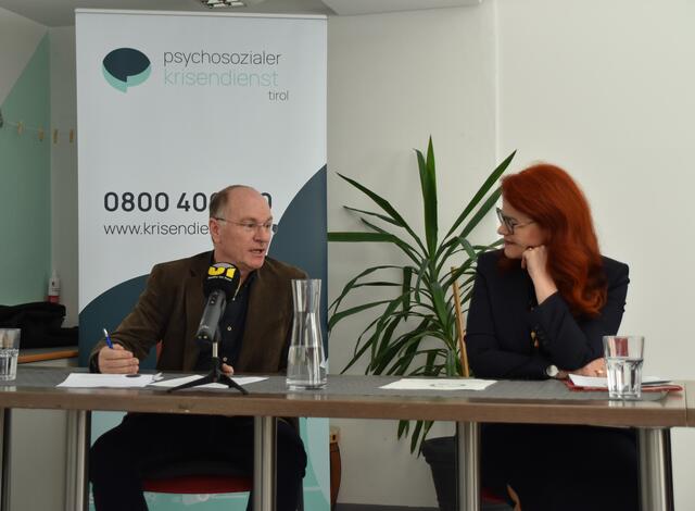 „Konkrete Hilfe ist nur einen Anruf entfernt. (...) Dabei gelingen den PsychotherapeutInnen des Psychosozialen Krisendienstes in den Gesprächen mit den Betroffenen ein Abbau der akuten Belastung und die Erarbeitung von neuen Möglichkeiten und Lösungsschritten“, berichtet Leo Alber vom Psychosozialen Krisendienst Tirol. | Foto: Barbara Fluckinger