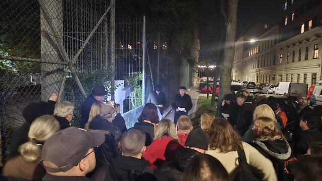 Stilles Gedenken beim Gedenkstein für den beim Pogrom zerstörten Simmeringer Tempel | Foto: Alexander Kislinger