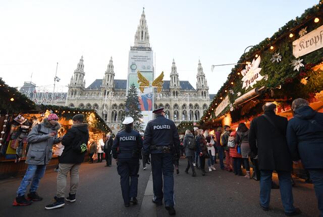 Die Wiener Polizei plant den Einsatz zusätzlicher Beamtinnen und Beamte während der Weihnachtszeit in Wien. (Archiv) | Foto: HELMUT FOHRINGER / APA / picturedesk.com