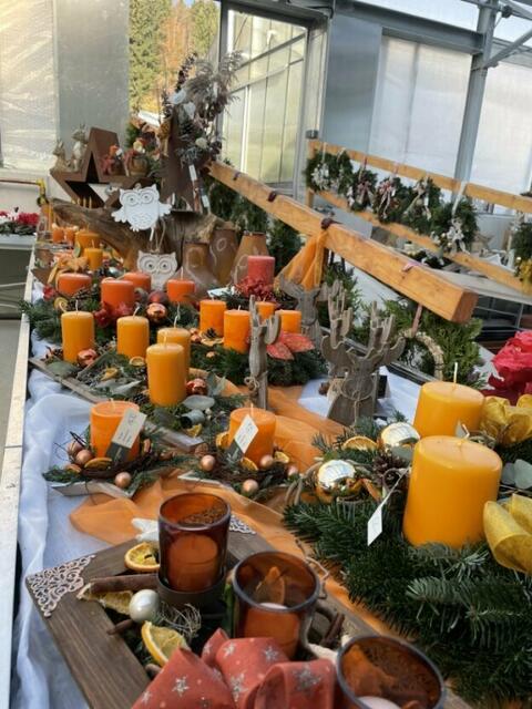 Wunderschöne handgebundene Adventkränze und Gestecke bei der Gärtnerei Frahammer in Köstendorf. | Foto: RMS MRethmeier