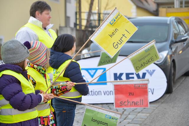 Die kleinen "Polizisten" beobachteten ganz genau, wie sich die Autofahrer verhalten. | Foto: KFV