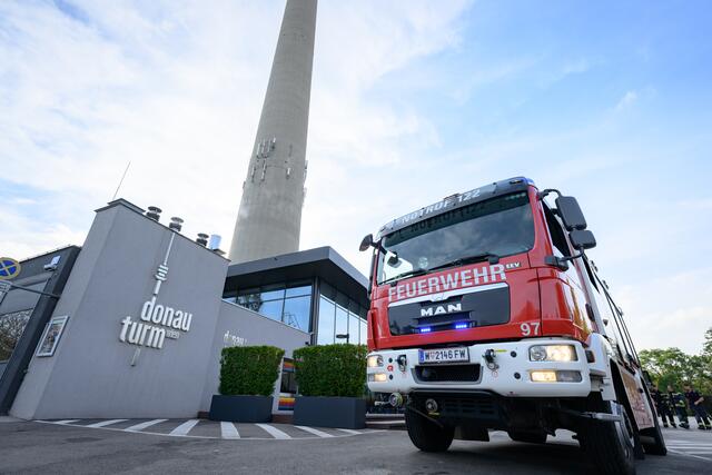 Feuerwehr im Einsatz im Donauturm am Donnerstagvormittag. | Foto: MAX SLOVENCIK / APA / picturedesk.com