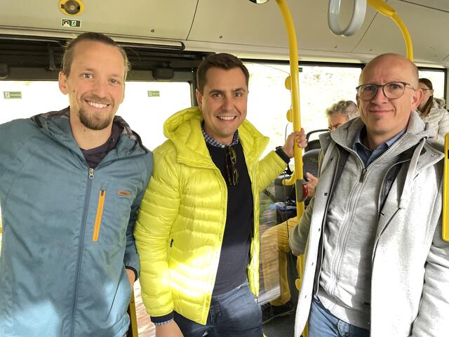 Lukas Bernitz von der Bürgerliste, der Grüne-Verkehrssprecher Simon Heilig-Hofbauer und Horst Köpfelsberger, Gemeindevertreter der Grünen in Koppl.  | Foto: Philip Steiner