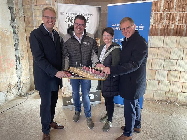 Präsentierten das Konzept der Bäckerei und Konditorei: Peter Hochleitner (Vorstandsvorsitzender-Stellvertreter), Mario Hölzl, Sandra Hölzl, Johannes Scheidl(Vorstandsvorsitzender der Waldviertler Sparkasse Bank AG) (v.l.) | Foto: Günther Winkler