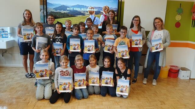 Das Bildungsteam des Biosphärenparks bei der Übergabe der Arbeitsbücher in der Volksschule Mariapfarr. | Foto: VS Mariapfarr