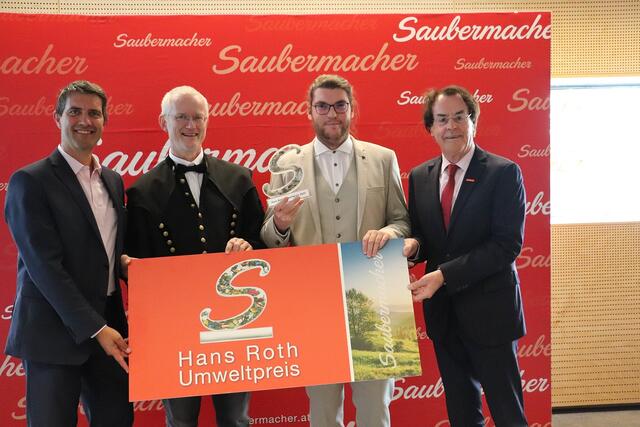 Hauptpreisträger Julian Aberger mit Saubermacher-Vorstand Ralf Mittermayr (li), Prof.
Roland Pomberger/Montanuni und Hans Roth bei der Verleihung des nach ihm benannten Umweltpreises.
| Foto: Edith Ertl