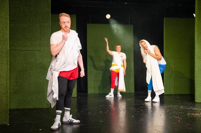 The Complete Works of William Shakespeare (abridged): Janna Ramos-Violante, Owain Rhys Davies und George Humphreys | Foto: SLT/Tobias Witzgall