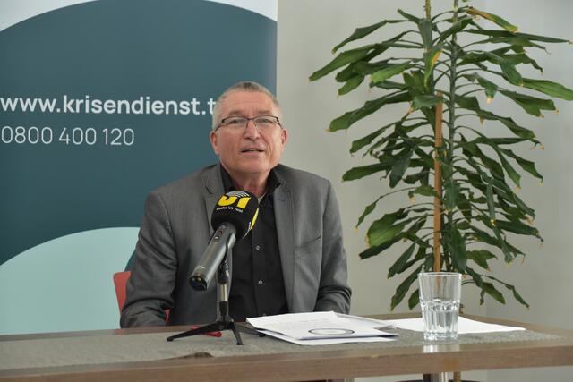 "Einsamkeit und Kontaktschwierigkeiten standen auch auffällig oft im Mittelpunkt der Gespräche“, berichtet Dr. Manfred Deiser, Psychotherapeut und Koordinator Psychosozialer Krisendienst Tirol.  | Foto: Barbara Fluckinger