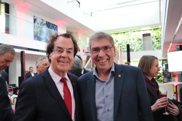 Die Preisverleihung fand in der Saubermacher-Zentrale in Feldkirchen statt. Das Foto zeigt Saubermacher-Gründer Hans Roth und Feldkirchens Bgm. Erich Gosch | Foto: Edith Ertl
