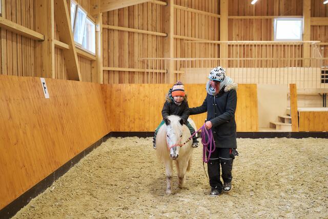 Reiten in der von der EU geförderten Therapiereithalle. | Foto: Verein Regenbogental