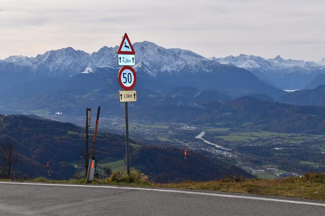 Eine Beschränkung auf 50 Km/h auf der ganzen Strecke würde Natur und Anrainer entlasten, sind sich die drei Politiker einig. | Foto: Philip Steiner