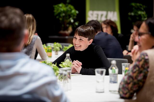 "An Abenden wie heute leben wir Politik", meinte die Grüne Klubobfrau Sigi Maurer anlässlich der "Setz ma uns z'sam"-Tour in Leoben. | Foto: Karo Pernegger
