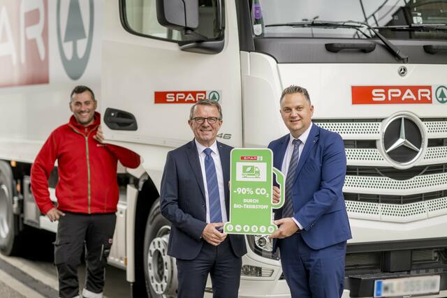 Der Lkw von SPARianer Isfanescu Caius fährt ab sofort mit HVO-Treibstoff. Die gesamte Lkw-Flotte von SPAR Oberösterreich spart durch die generelle Umstellung auf den neuen Treibstoff bis zu 90 Prozent an Emissionen ein. Darüber freuen sich Jakob Leitner, Geschäftsführer der SPAR-Zentrale Marchtrenk, und Alexander Grill, Logistikleiter der SPAR-Zentrale Marchtrenk. (v. l.) | Foto: Spar
