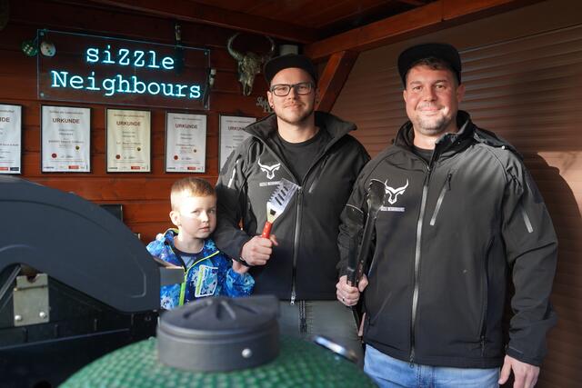 Ein Teil der "Sizzle Neighbours": Christoph (Grill-Obmann) mit Sohn Gabriel und Grill-Freund Mario, (Obmann Stellvertreter)  | Foto: Andrea Glatzer