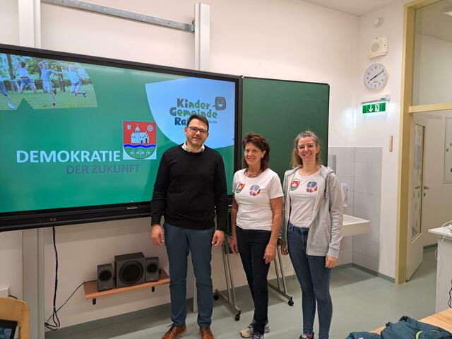 Das Betreuerteam tourt durch die Schulen der Gemeinde um den Kindern Demokratie und den Kindergemeinderat vorzustellen. | Foto: Gemeinde St. Ruprecht/Raab