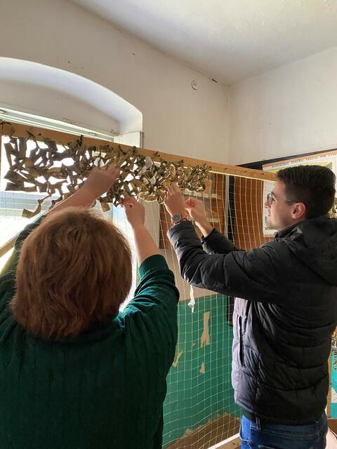 Bei ihrer Reise besuchten die beiden Linz-Landler auch jene Frauen in den Dörfern, die Tarnnetze für die Front knüpfen. Am Foto Nico Praus mit einer der Frauen. | Foto: Praus