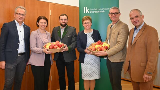 Anlässlich des Tages des Apfels, der heuer am 10. November stattfindet, überreichte der Obmann der OÖ Obstbauern Franz Allerstorfer (3.v.l.) Äpfel an (v.l.): Kammerdirektor Mag. Karl Dietachmair, Agrar-Landesrätin Michaela Langer-Weninger, LK OÖ-Vizepräsidentin Rosemarie Ferstl, LK OÖ-Präsident Franz Waldenberger und DI.HLFL Heimo Strebl, Obstbaureferent der LK OÖ.

 | Foto: LK OÖ