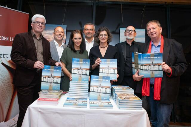 (v.l.) Karl Maracek, Leiter Referat Referat Hydrographie, Wolfgang Heckenast, Fotografin Birgit Machtinger, Landesrat Heinrich Dorner, Autorin Brigitte Krizsanits, Christian Sailer, Leiter des Hauptreferats Wasserwirtshaft und Horst Horvath, Edition Lex Liszt 12 bei der Buchpräsentation im Seerestaurant Katamaran in Rust. | Foto: Landesmedienservice