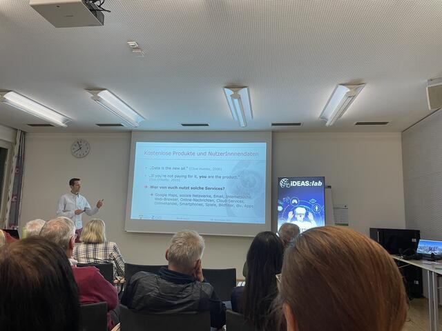 Bernd Resch (stehend links) bei seinem Vortrag
 | Foto: RegionalMedien Salzburg