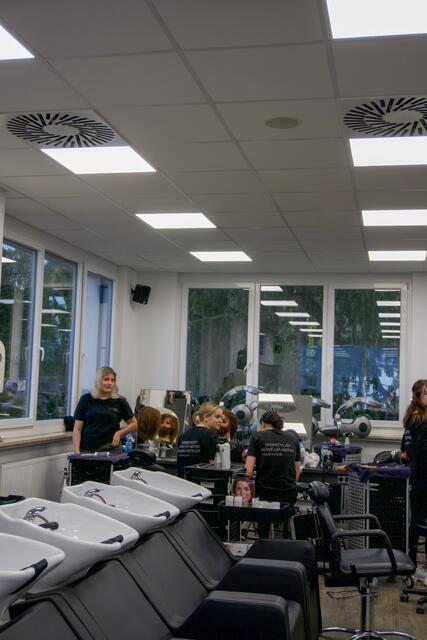 Praxisunterricht im Hairstyling-Zweig