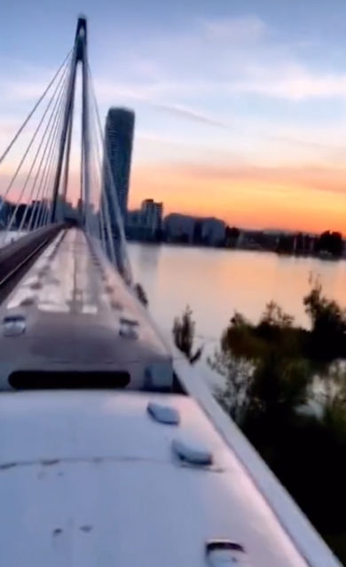 Auch wenn die Szene des Sonnenuntergangs auf der Brücke schön zu sehen ist, war der Dreh wahnsinnig gefährlich. " | Foto: Screenshot TikTok