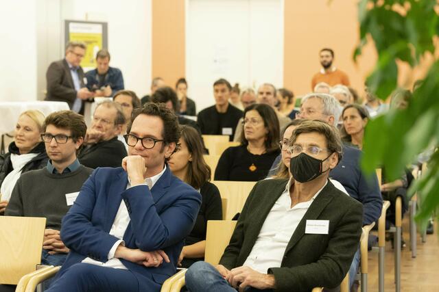 Der Festsaal der Bezirksvorstehung am Neubau war beim Dialogforum zur Lerchenfelder Straße gut gefüllt. Neubau-Chef Markus Reiter (vorne links) gefällt's. | Foto: BV 7/Marina Probst-Eiffe 