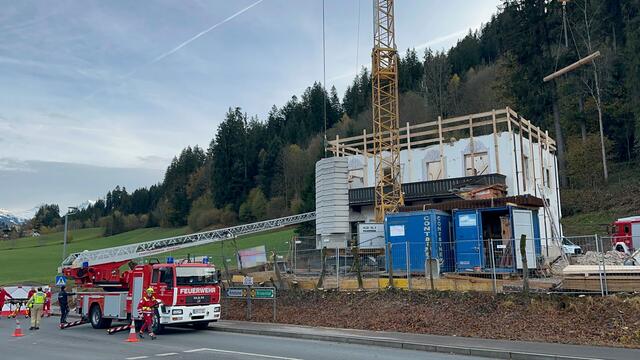 Unfall beim Abtragen eines Hauses. | Foto: ZOOM-Tirol