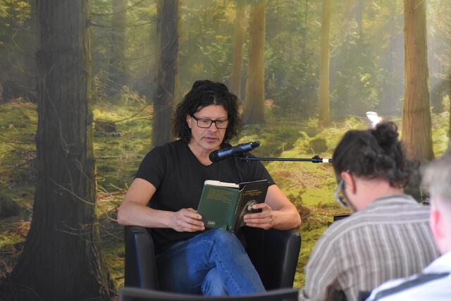 Der niederösterreichische Autor Thomas Sautner las am Freitagvormittag vor Schülern und Schülerinnen des BRG Kufstein.  | Foto: Barbara Fluckinger