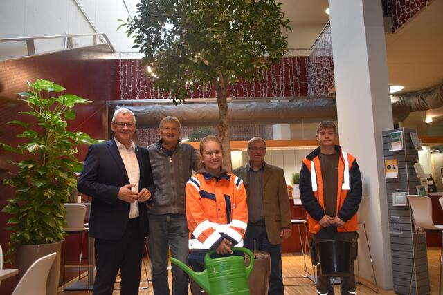 Bürgermeister Thomas Steiner gemeinsam mit dem alten und neuen Geschäftsbereichsleiter der Stadtgärten, Josef Kornfeld (2.v.l.) bzw. Stefan Ferschich, sowie zwei Gärtnerlehrlingen. | Foto: Stefan Schneider