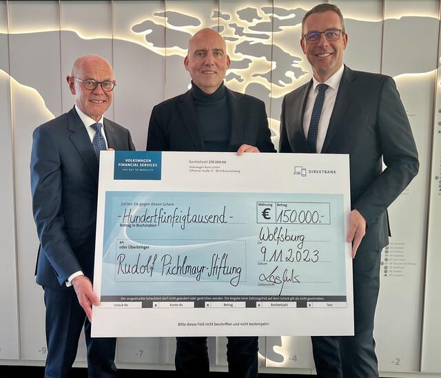 Eckhard Nagel, Vorstandsvorsitzender der Rudolf Pichlmayr-Stiftung (m.), flankiert von den Volkswagen-Managern Thomas Steg (l.) und Lars Nachbar. | Foto: VW AG