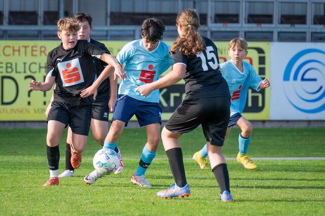 Patrik Gruber (MS Perg Stadtzentrum, in Schwarz) kämpft mit seinem Vereinskollegen Benedikt Froschauer von der Spielgemeinschaft Perg/Windhaag (Sportmittelschule) um den Ball. | Foto: Josef Pils