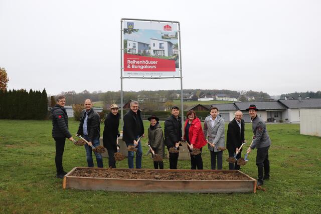 OSG-Bauleiter Franz Unger, Amtsleiter Peter Radakovits, Gemeindekassier Paul Jandrisics, OSG-Obmann Alfred Kollar, Gemeinderäting Elke Herczeg, Bürgermeister Leo Radakovits, Architektin Hildegard Blasch, Gemeinderat Lukas Wölfer, OSG-Vorstand Dietmar Rehling, Gemeinderat Alex Gludovacz | Foto: Sonja Radakovits-Gruber