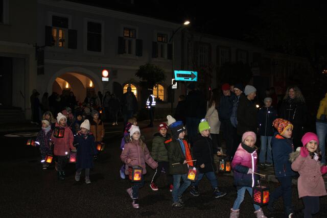 Zahlreiche Kinder waren beim Laternenumzug dabei und freuten sich schon auf die Geschichte des Heiligen Martin. | Foto: Anika Paul