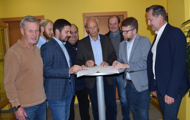  Bgm.Bernd Hermann erörtert mit Gemeindekassier Michael Nebel und den Gemeinderäten mit Klubobmann Hannes Schwarz und LAbg. Andreas Thürschweller die Vorhaben in der Gemeinde  | Foto: Josef Strohmeier