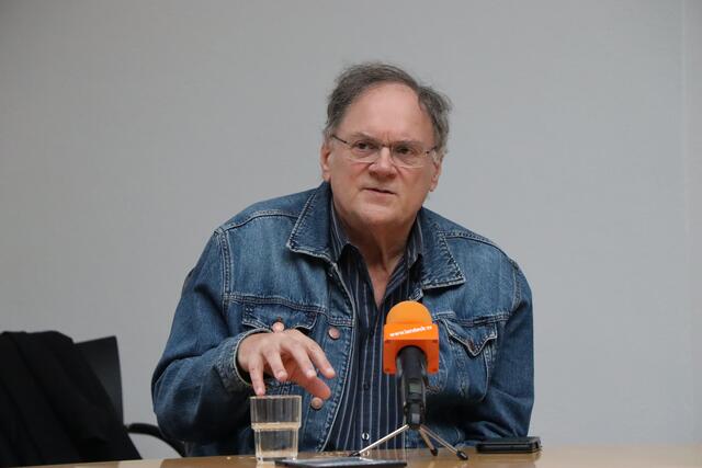 Helmut Wenzel erzählt über die Veränderungen in Landeck. | Foto: Celina Leitner