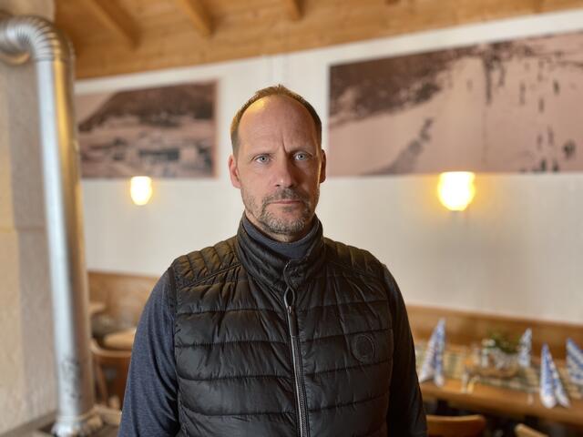 Gastronom Nikolaus Kohlmayr ist sich noch unsicher, was bei dem Seilbahnprojekt wirklich herausschauen wird. Über mehr Gäste würde er sich aber definitiv freuen.  | Foto: Martin Schöndorfer