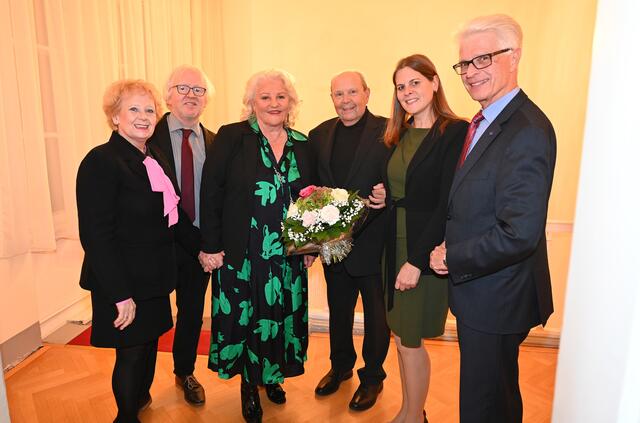 Gaby Bischof-Nemeth, Pianist Hannes Oberwalder, Marika Lichter, August Breininger, StR Petra Haslinger und GR Ernst Schebesta. | Foto: 2023psb/sap